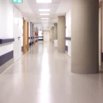 Vinílico premium homogéneo pasillo centro médico LightPureGray, OMV