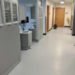 Vinílico premium homogéneo piso pasillo Clínica, OMV