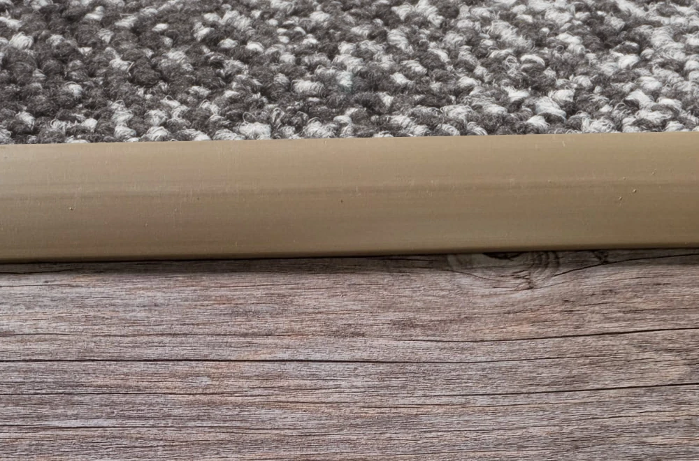 Cubrejuntas simple BeigeClaro PVC, Transición alfombra modular colección Granite y tablón vinílico LVT