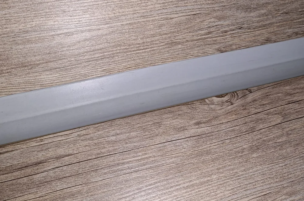 Cubrejunta Transición simple GrisClaro PVC sobre Tablón Vinílico LVT GrecoOak