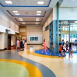 Vinílico Comfort Acoustic AshGrey & Apple Green_Pasillo Colegio, OMV