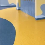 Vinílico Magma Acoustic CANARY 3mm pasillo Escuela Básica, OMV