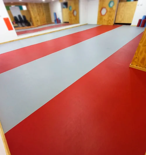 Palmeta vinílica VCT en Jardines Junji e INTEGRA