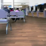 Vinílico Premium Heterogéneo - Wood Tabacco Oak - Sala de Espera, OMV