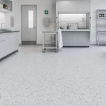 Piso Vinílico Resistente a Químicos R11 en Laboratorio, OMV